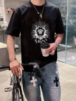 ⁦تيشيرت فيرساتشي قطني جديد بياقة دائرية وأكمام قصيرة⁩ - الصورة ⁦5⁩