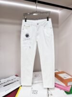 ⁦بنطلون جينز رجالي كاجوال من فيرساتشي، موديل جديد.⁩ - الصورة ⁦2⁩