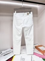 ⁦بنطلون جينز رجالي كاجوال من فيرساتشي، موديل جديد.⁩ - الصورة ⁦3⁩