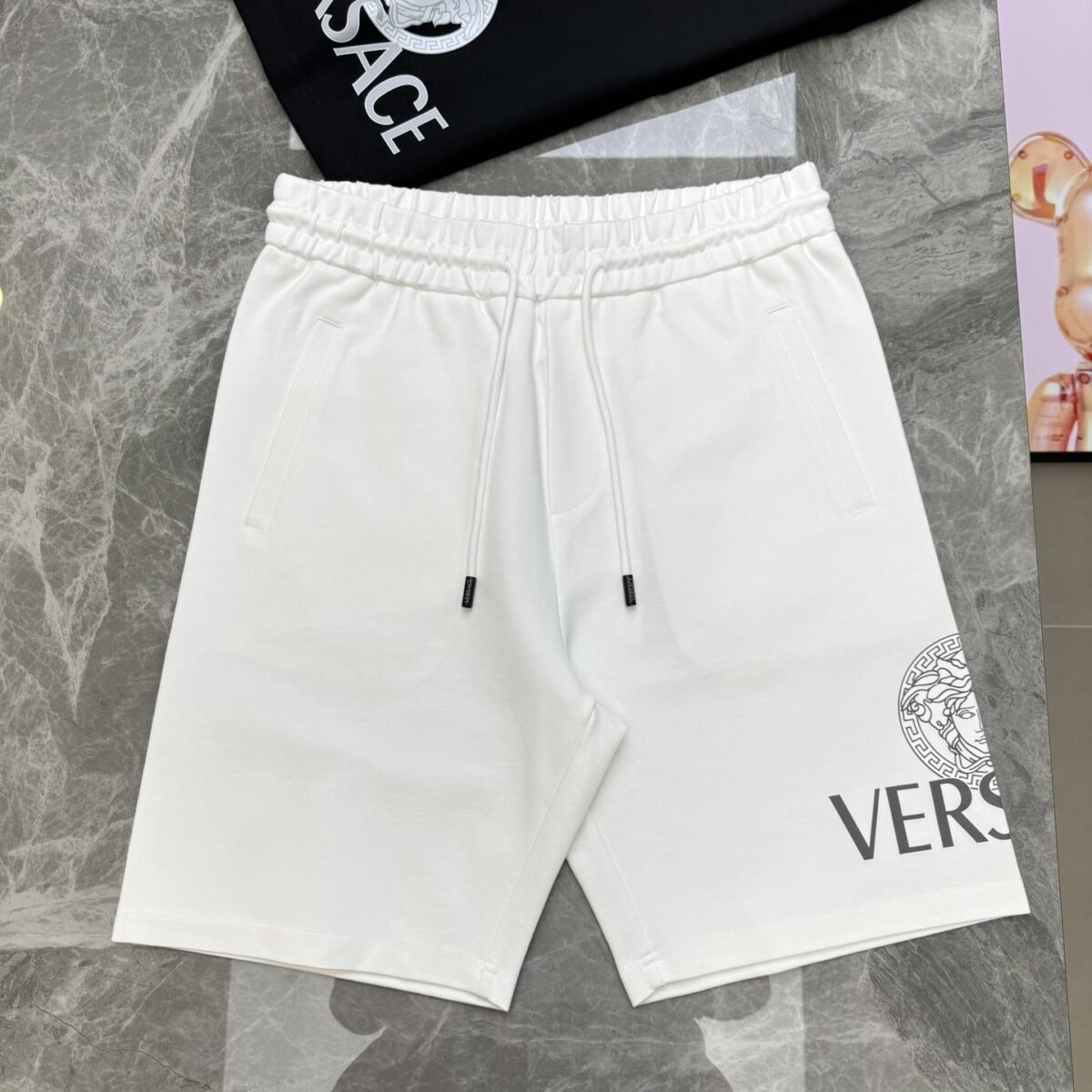 ⁦شورت صيفي جديد من فيرساتشي⁩ - الصورة ⁦2⁩