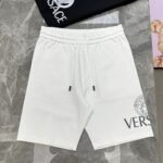 ⁦شورت صيفي جديد من فيرساتشي⁩ - الصورة ⁦2⁩