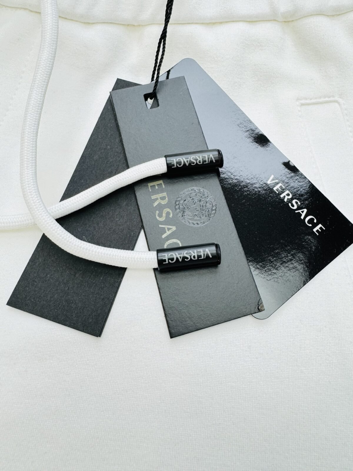 ⁦شورت صيفي جديد من فيرساتشي⁩ - الصورة ⁦7⁩