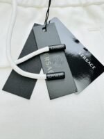 ⁦شورت صيفي جديد من فيرساتشي⁩ - الصورة ⁦7⁩