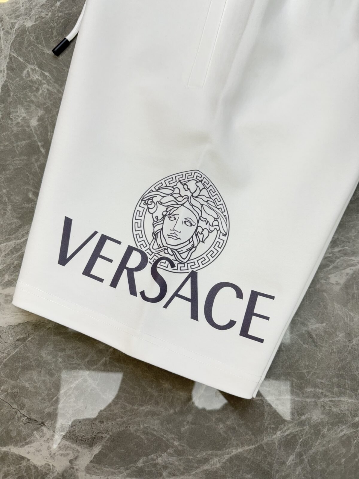 ⁦شورت صيفي جديد من فيرساتشي⁩ - الصورة ⁦6⁩