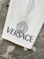 ⁦شورت صيفي جديد من فيرساتشي⁩ - الصورة ⁦6⁩