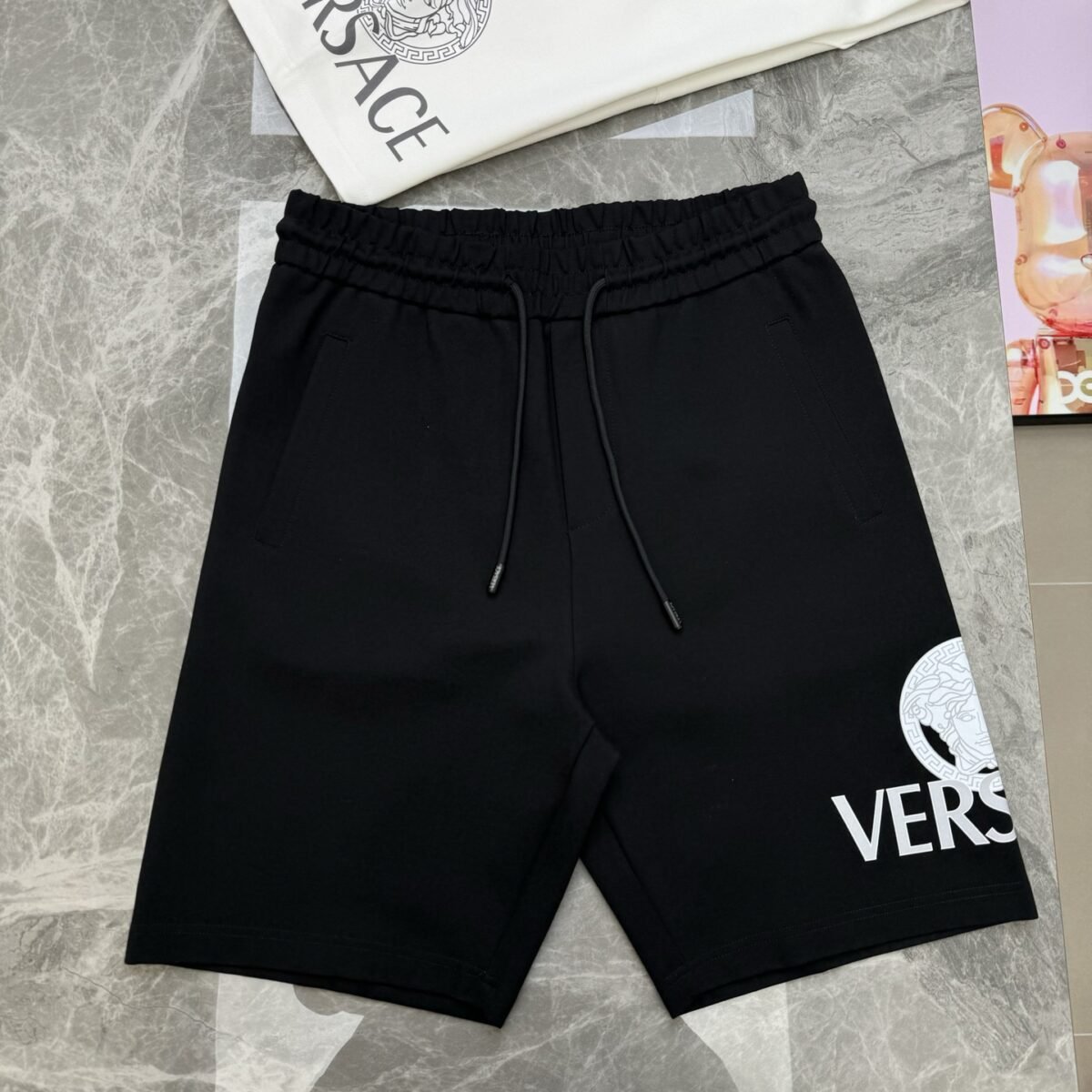 ⁦شورت صيفي جديد من فيرساتشي⁩ - الصورة ⁦3⁩