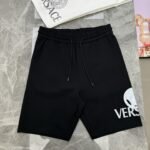 ⁦شورت صيفي جديد من فيرساتشي⁩ - الصورة ⁦3⁩