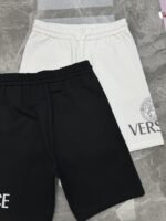 ⁦شورت صيفي جديد من فيرساتشي⁩ - الصورة ⁦4⁩