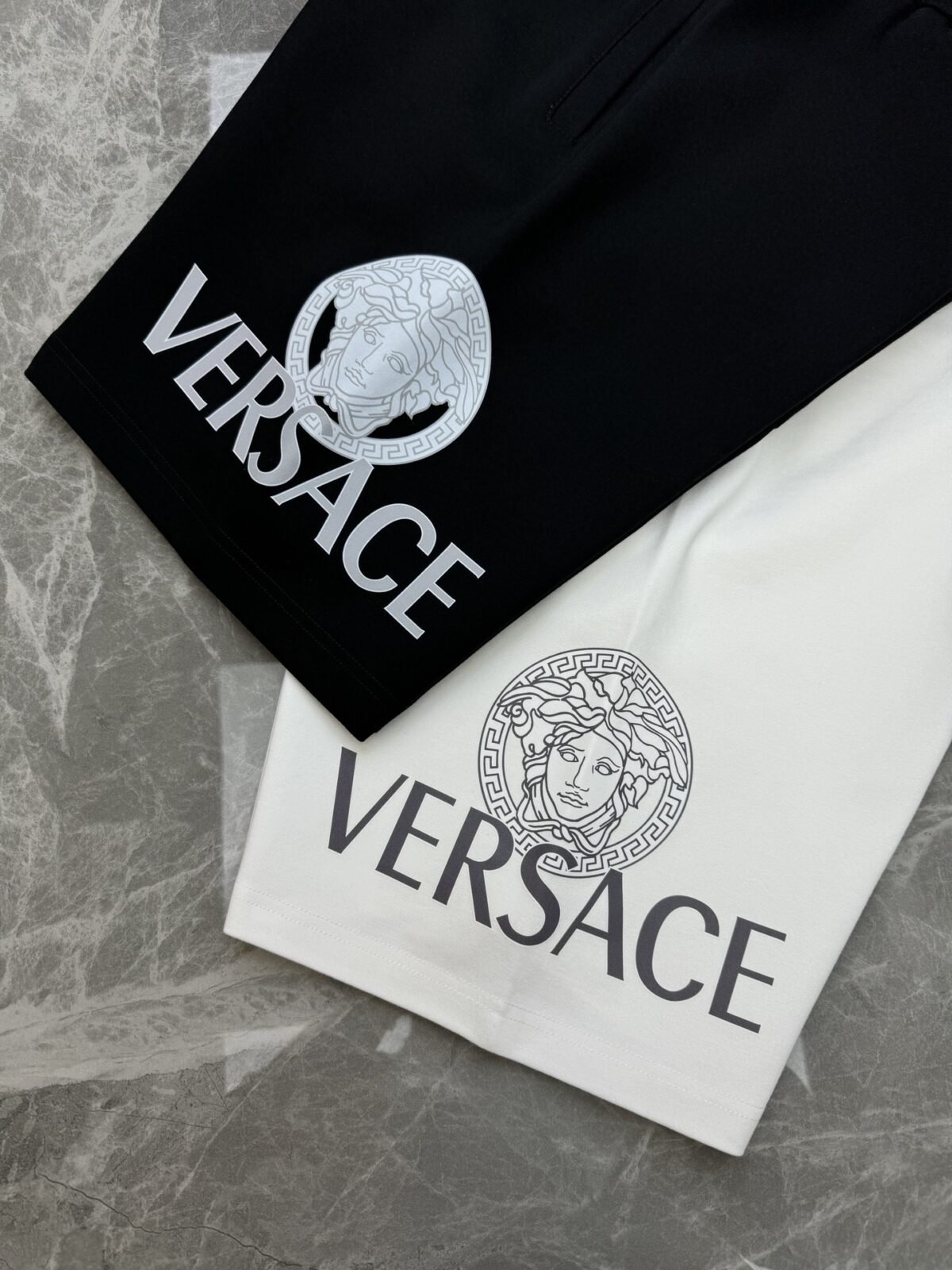 ⁦شورت صيفي جديد من فيرساتشي⁩ - الصورة ⁦5⁩