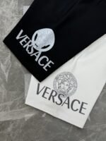 ⁦شورت صيفي جديد من فيرساتشي⁩ - الصورة ⁦5⁩