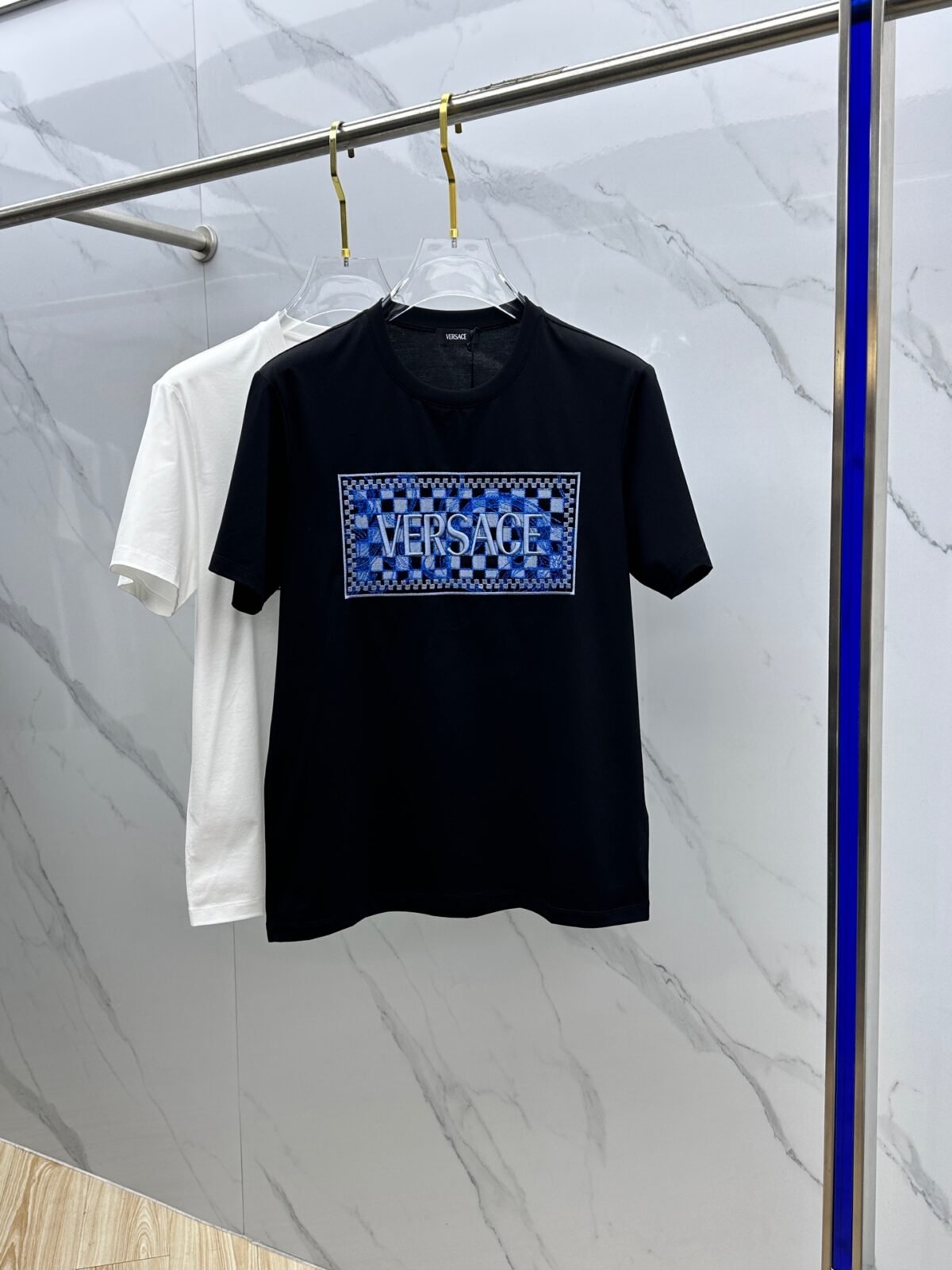 ⁦تيشيرت فيرساتشي الجديد بأكمام قصيرة مطرزة مربعة⁩ - الصورة ⁦1⁩