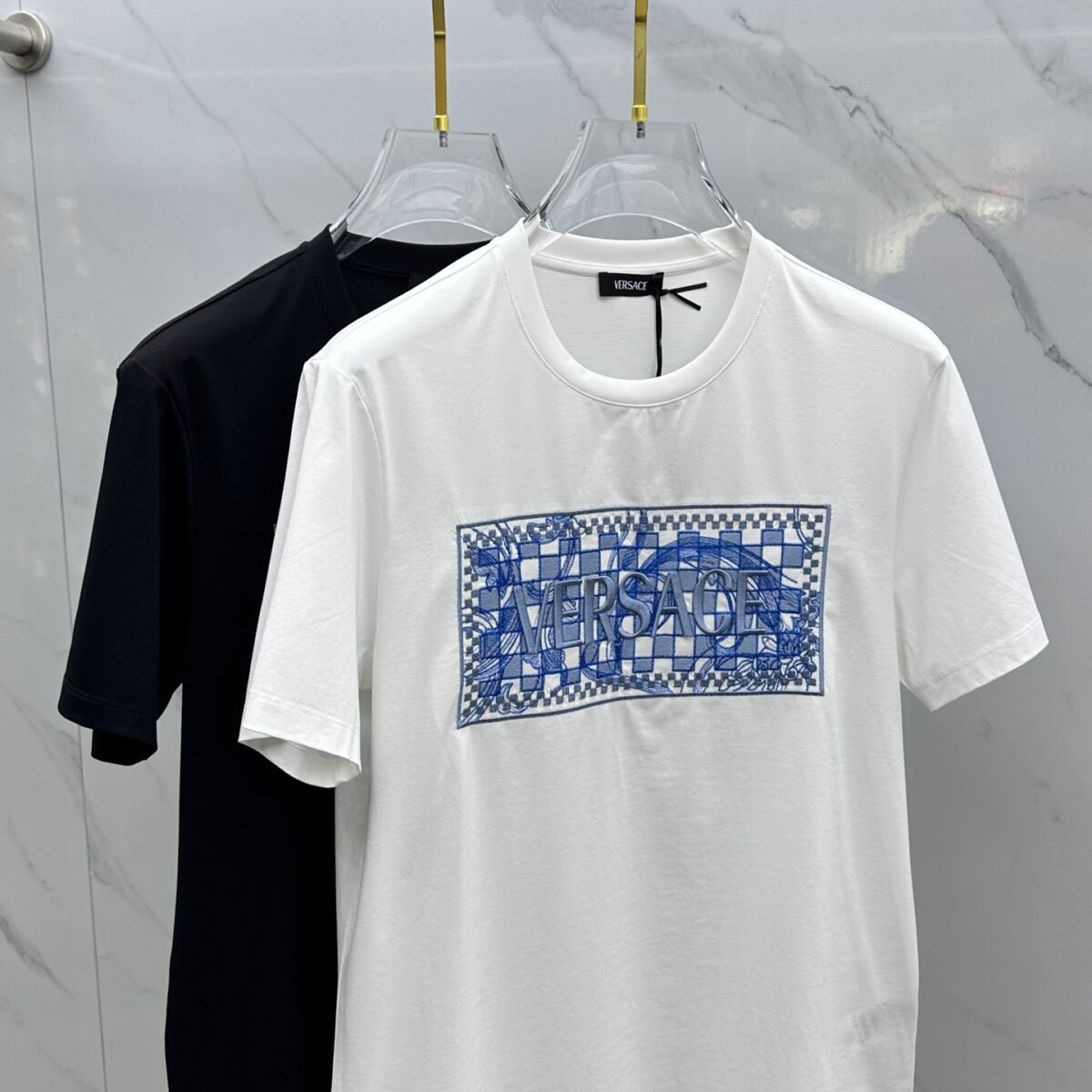 ⁦تيشيرت فيرساتشي الجديد بأكمام قصيرة مطرزة مربعة⁩ - الصورة ⁦3⁩