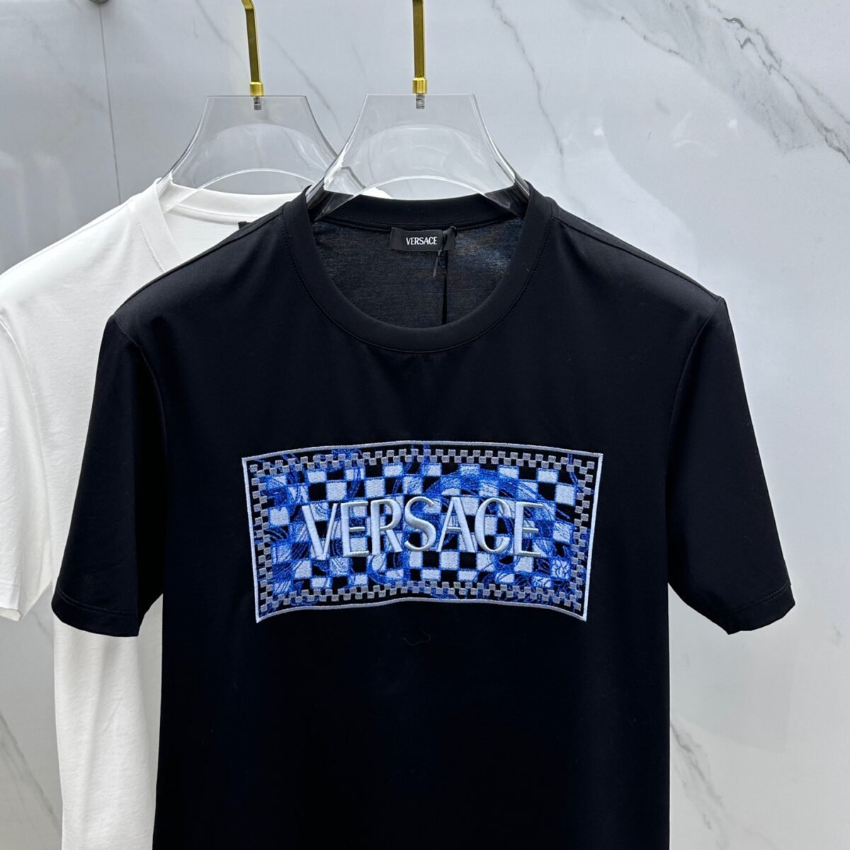 ⁦تيشيرت فيرساتشي الجديد بأكمام قصيرة مطرزة مربعة⁩ - الصورة ⁦4⁩