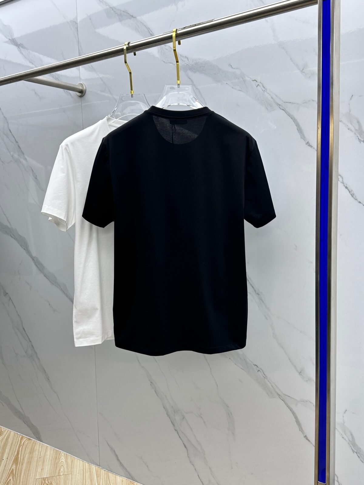 ⁦تيشيرت فيرساتشي الجديد بأكمام قصيرة مطرزة مربعة⁩ - الصورة ⁦2⁩