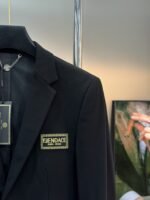 ⁦جاكيت بدلة كاجوال جديد من فيرساتشي⁩ - الصورة ⁦5⁩