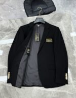 ⁦جاكيت بدلة كاجوال جديد من فيرساتشي⁩ - الصورة ⁦3⁩