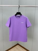 تيشيرت فيرساتشي جديد بأكمام قصيرة وشعار بحروف