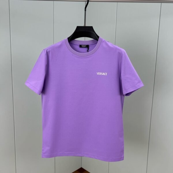 تيشيرت فيرساتشي جديد بأكمام قصيرة وشعار بحروف