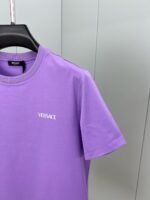 ⁦تيشيرت فيرساتشي جديد بأكمام قصيرة وشعار بحروف⁩ - الصورة ⁦7⁩