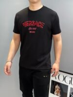 ⁦تيشيرت فيرساتشي الجديد ذو الرقبة المستديرة والأكمام القصيرة، بتصميم كلاسيكي ومريح للارتداء⁩ - الصورة ⁦3⁩