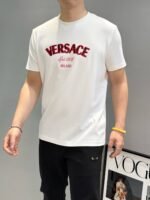 ⁦تيشيرت فيرساتشي الجديد ذو الرقبة المستديرة والأكمام القصيرة، بتصميم كلاسيكي ومريح للارتداء⁩ - الصورة ⁦4⁩