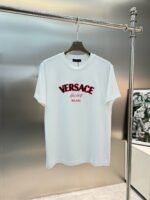 ⁦تيشيرت فيرساتشي الجديد ذو الرقبة المستديرة والأكمام القصيرة، بتصميم كلاسيكي ومريح للارتداء⁩ - الصورة ⁦2⁩