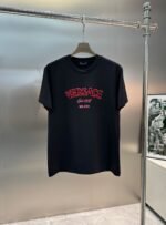 تيشيرت فيرساتشي الجديد ذو الرقبة المستديرة والأكمام القصيرة، بتصميم كلاسيكي ومريح للارتداء