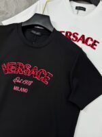 ⁦تيشيرت فيرساتشي الجديد ذو الرقبة المستديرة والأكمام القصيرة، بتصميم كلاسيكي ومريح للارتداء⁩ - الصورة ⁦5⁩