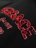 ⁦تيشيرت فيرساتشي الجديد ذو الرقبة المستديرة والأكمام القصيرة، بتصميم كلاسيكي ومريح للارتداء⁩ - الصورة ⁦6⁩