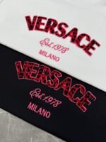 ⁦تيشيرت فيرساتشي الجديد ذو الرقبة المستديرة والأكمام القصيرة، بتصميم كلاسيكي ومريح للارتداء⁩ - الصورة ⁦7⁩