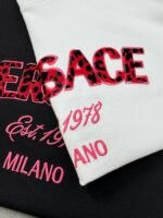 ⁦تيشيرت فيرساتشي الجديد ذو الرقبة المستديرة والأكمام القصيرة، بتصميم كلاسيكي ومريح للارتداء⁩ - الصورة ⁦8⁩