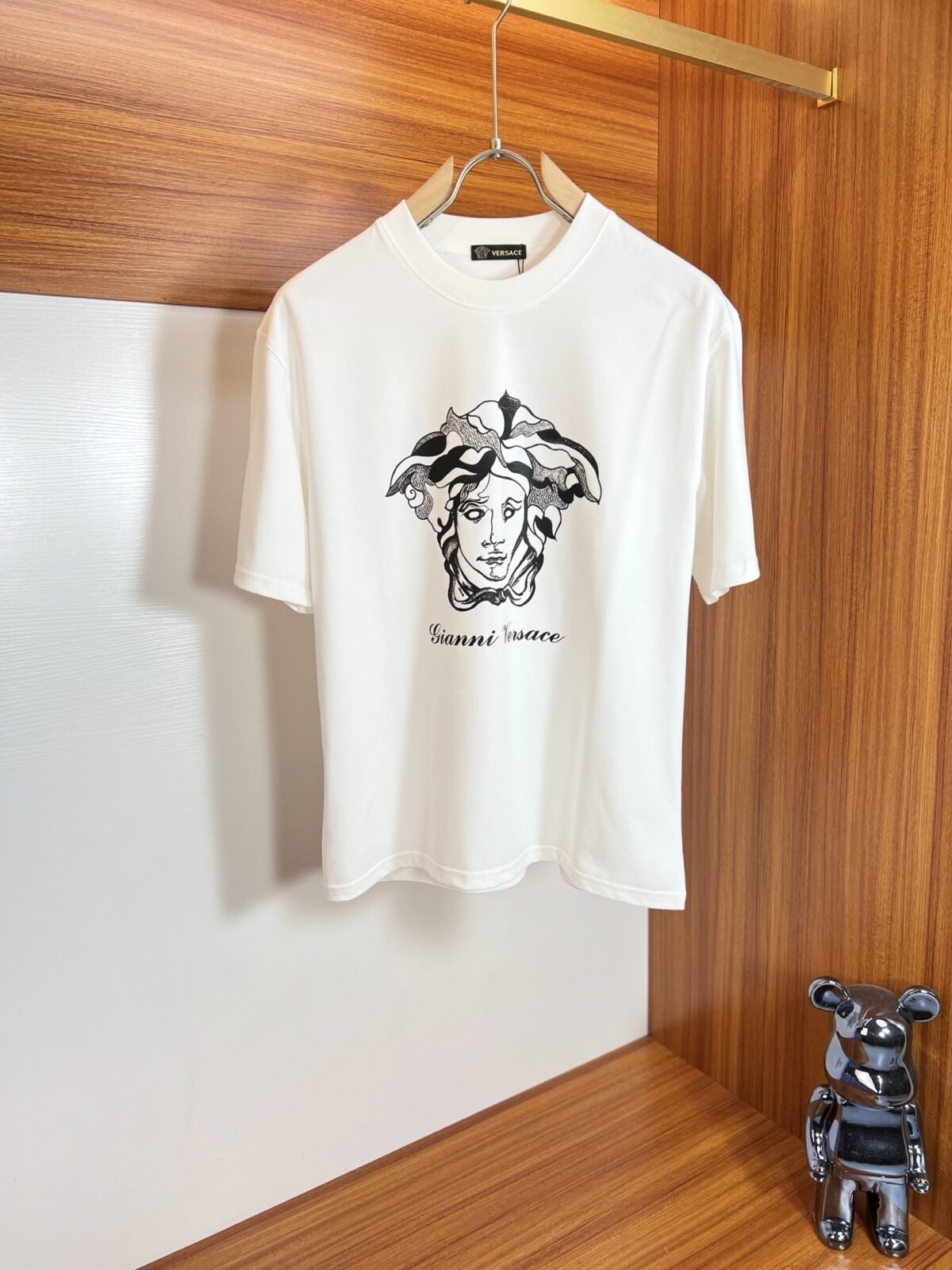 ⁦تيشيرت قطني بياقة دائرية وأكمام قصيرة من منتجات فيرساتشي الجديدة⁩ - الصورة ⁦2⁩