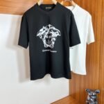 تيشيرت قطني بياقة دائرية وأكمام قصيرة من منتجات فيرساتشي الجديدة