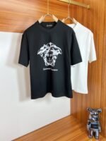 تيشيرت قطني بياقة دائرية وأكمام قصيرة من منتجات فيرساتشي الجديدة