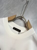 ⁦تيشيرت قطني بياقة دائرية وأكمام قصيرة من منتجات فيرساتشي الجديدة⁩ - الصورة ⁦6⁩