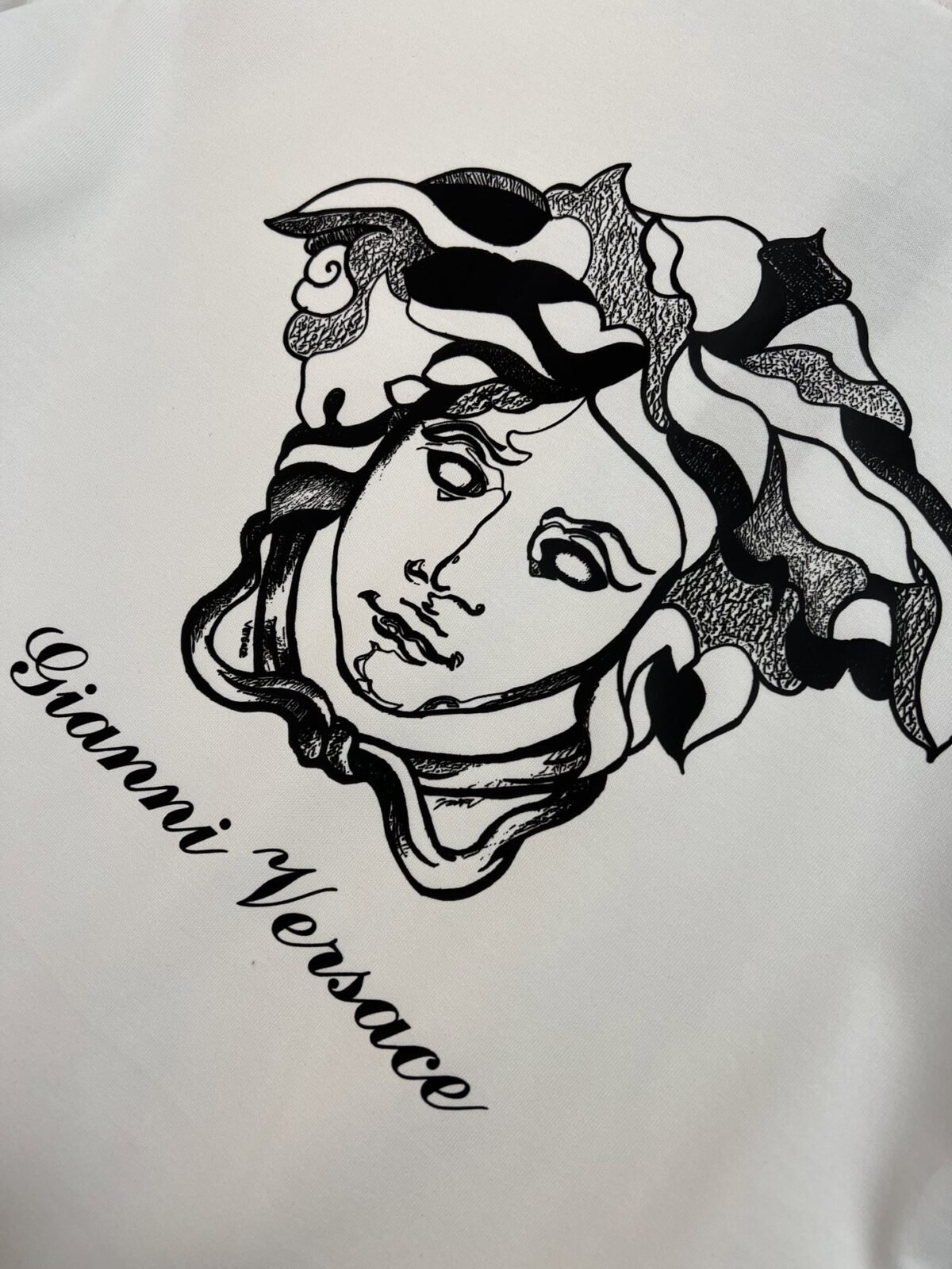 ⁦تيشيرت قطني بياقة دائرية وأكمام قصيرة من منتجات فيرساتشي الجديدة⁩ - الصورة ⁦7⁩