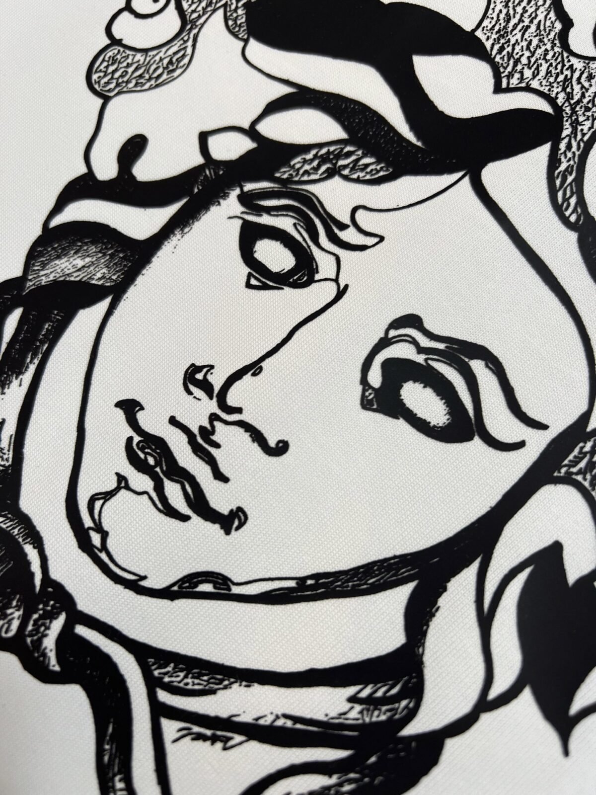 ⁦تيشيرت قطني بياقة دائرية وأكمام قصيرة من منتجات فيرساتشي الجديدة⁩ - الصورة ⁦9⁩