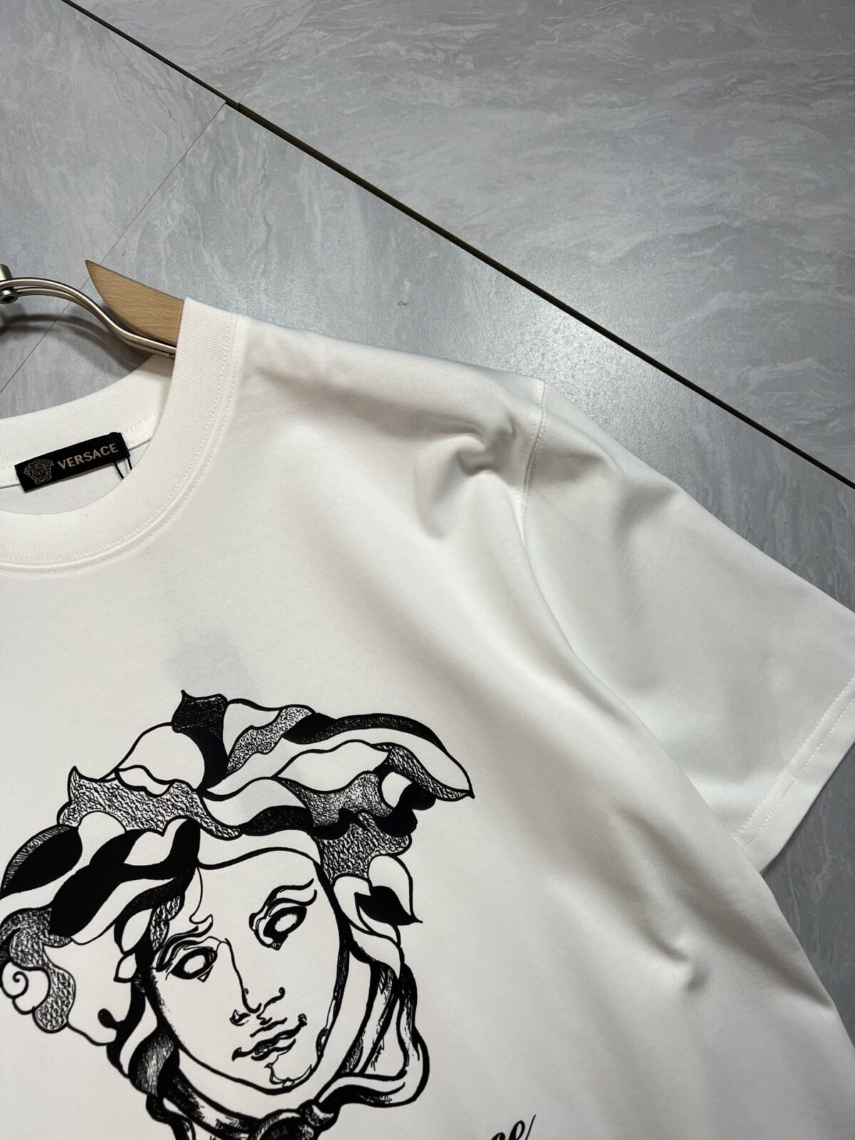 ⁦تيشيرت قطني بياقة دائرية وأكمام قصيرة من منتجات فيرساتشي الجديدة⁩ - الصورة ⁦8⁩