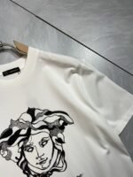 ⁦تيشيرت قطني بياقة دائرية وأكمام قصيرة من منتجات فيرساتشي الجديدة⁩ - الصورة ⁦8⁩