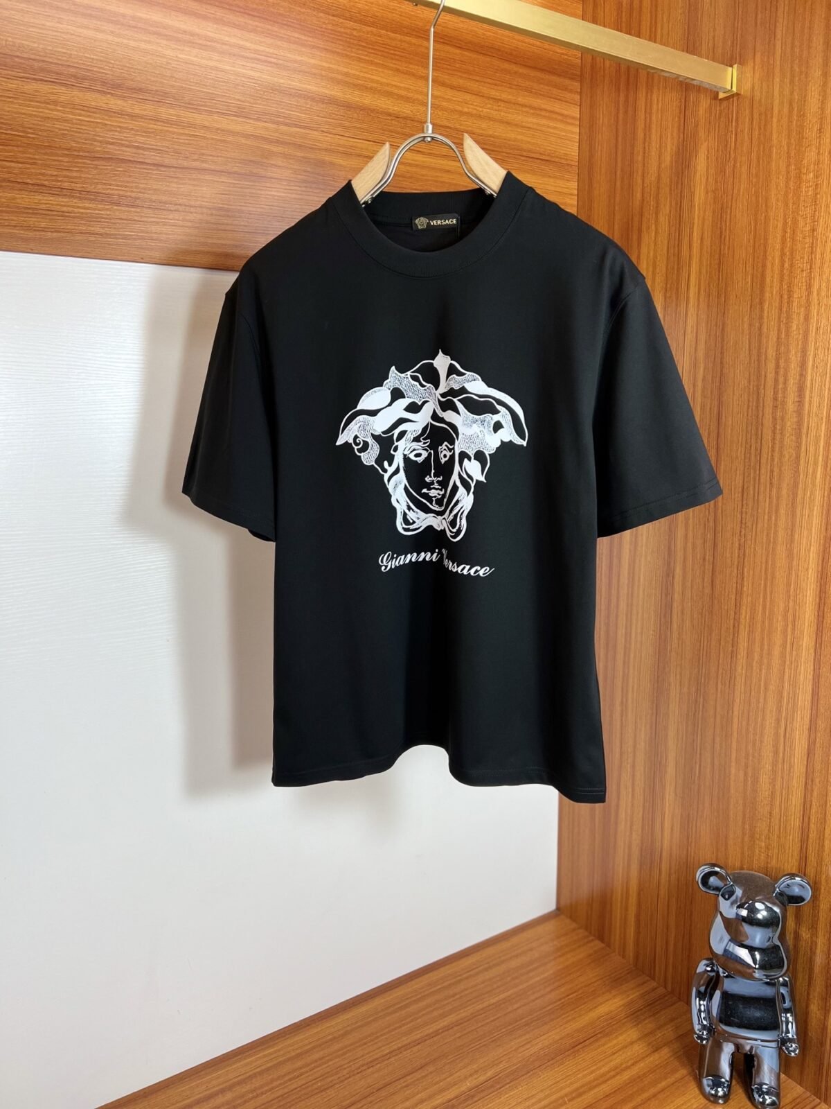 ⁦تيشيرت قطني بياقة دائرية وأكمام قصيرة من منتجات فيرساتشي الجديدة⁩ - الصورة ⁦3⁩