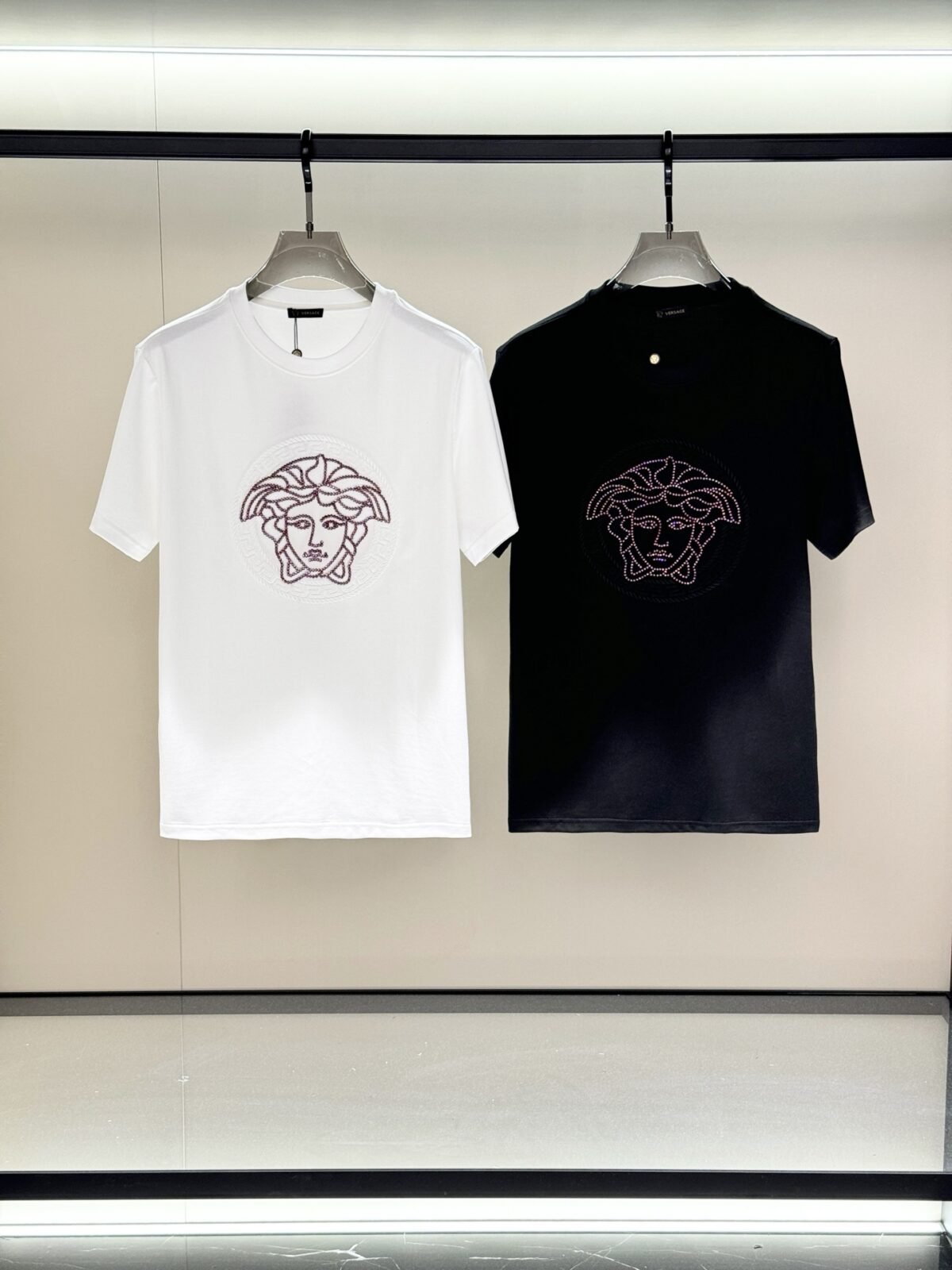 ⁦تيشيرت فيرساتشي عصري وعملي بياقة دائرية وأكمام قصيرة⁩ - الصورة ⁦1⁩