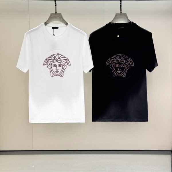 تيشيرت فيرساتشي عصري وعملي بياقة دائرية وأكمام قصيرة