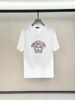 ⁦تيشيرت فيرساتشي عصري وعملي بياقة دائرية وأكمام قصيرة⁩ - الصورة ⁦2⁩