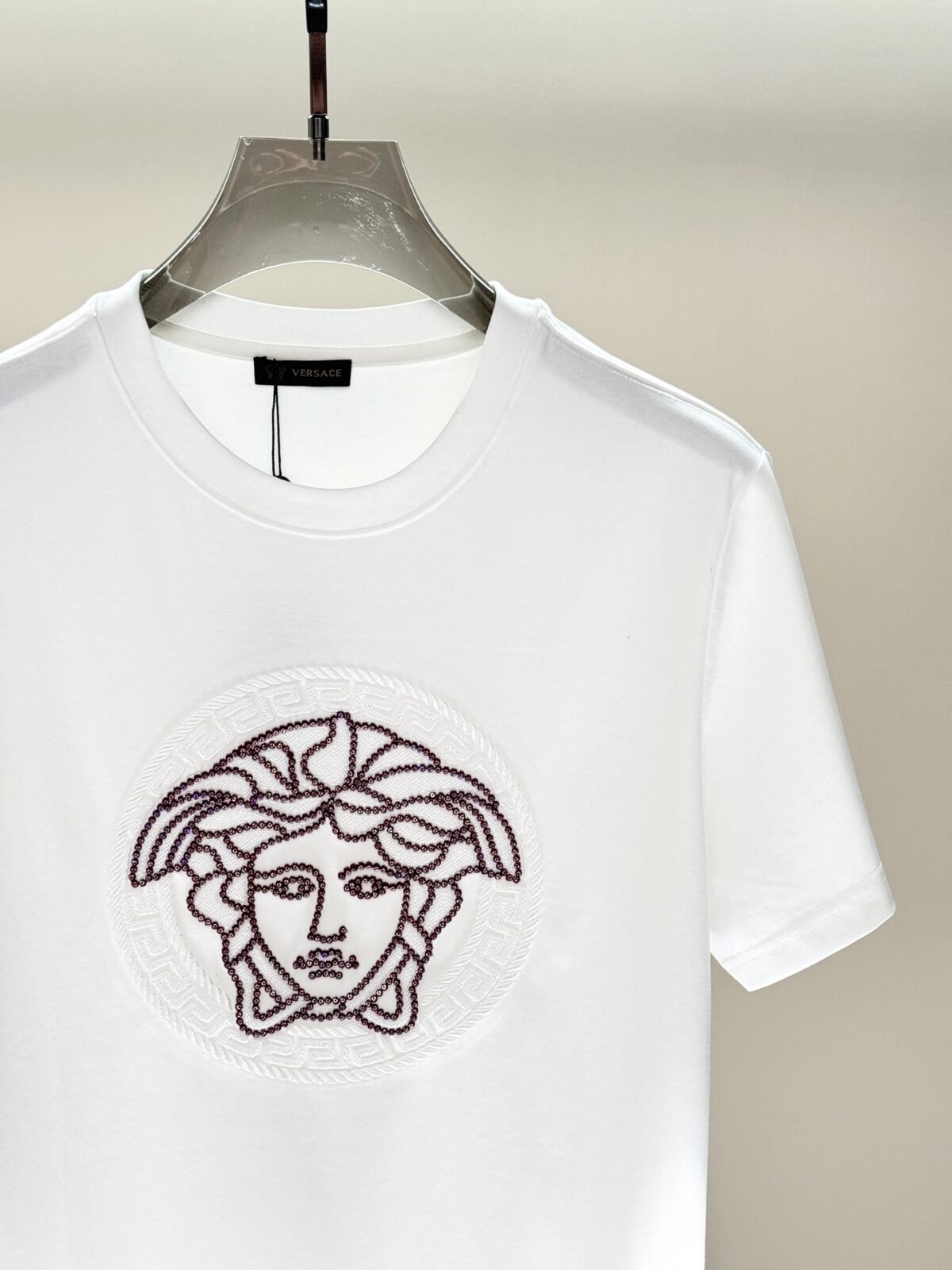 ⁦تيشيرت فيرساتشي عصري وعملي بياقة دائرية وأكمام قصيرة⁩ - الصورة ⁦4⁩