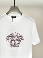 ⁦تيشيرت فيرساتشي عصري وعملي بياقة دائرية وأكمام قصيرة⁩ - الصورة ⁦4⁩