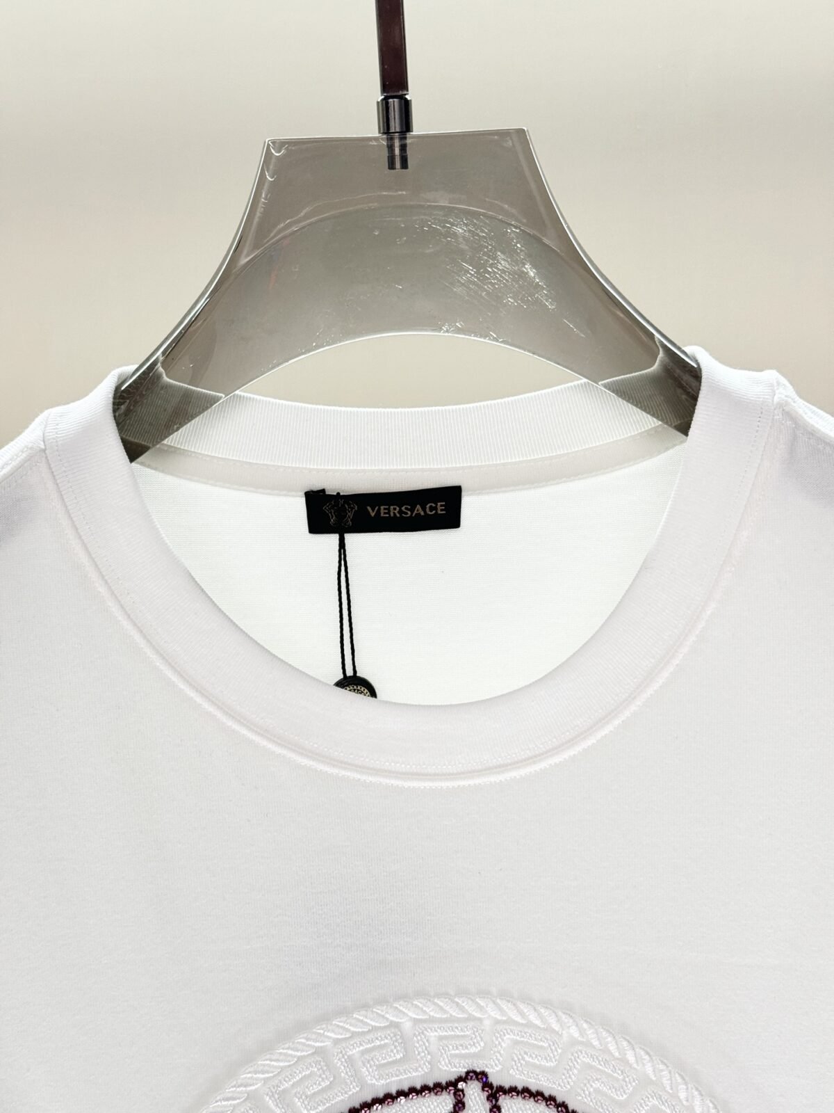 ⁦تيشيرت فيرساتشي عصري وعملي بياقة دائرية وأكمام قصيرة⁩ - الصورة ⁦5⁩