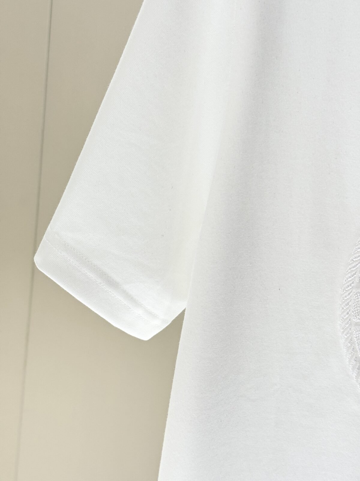 ⁦تيشيرت فيرساتشي عصري وعملي بياقة دائرية وأكمام قصيرة⁩ - الصورة ⁦7⁩