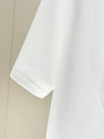 ⁦تيشيرت فيرساتشي عصري وعملي بياقة دائرية وأكمام قصيرة⁩ - الصورة ⁦7⁩