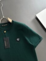 ⁦تيشيرت فيرساتشي ناعم ومريح، بياقة دائرية، ناعم على البشرة⁩ - الصورة ⁦5⁩