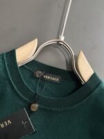 ⁦تيشيرت فيرساتشي ناعم ومريح، بياقة دائرية، ناعم على البشرة⁩ - الصورة ⁦6⁩